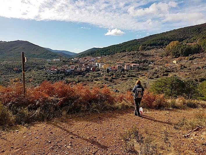 Vista panorámica de la localidad de Herguijuela de la Sierra desde el sendero.