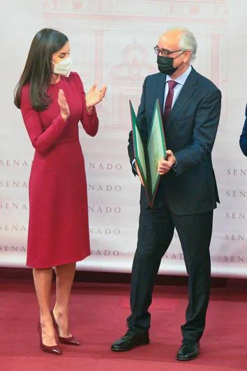El periodista salmantino Antonio del Rey recibe un premio de manos de la reina Letizia