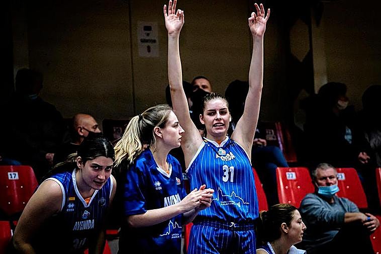 Fasoula, Karlie Samuelson, Bella Alarie y Leo Rodríguez, en el partido del miércoles en Hungría.
