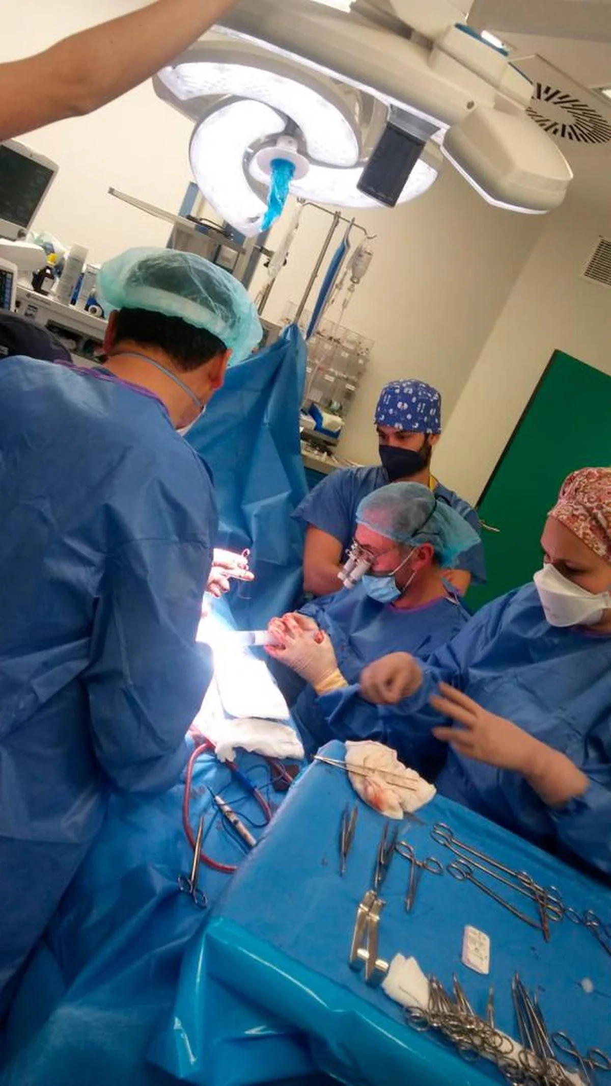 Especialistas de Urología y Andrología implantan una prótesis de pene.