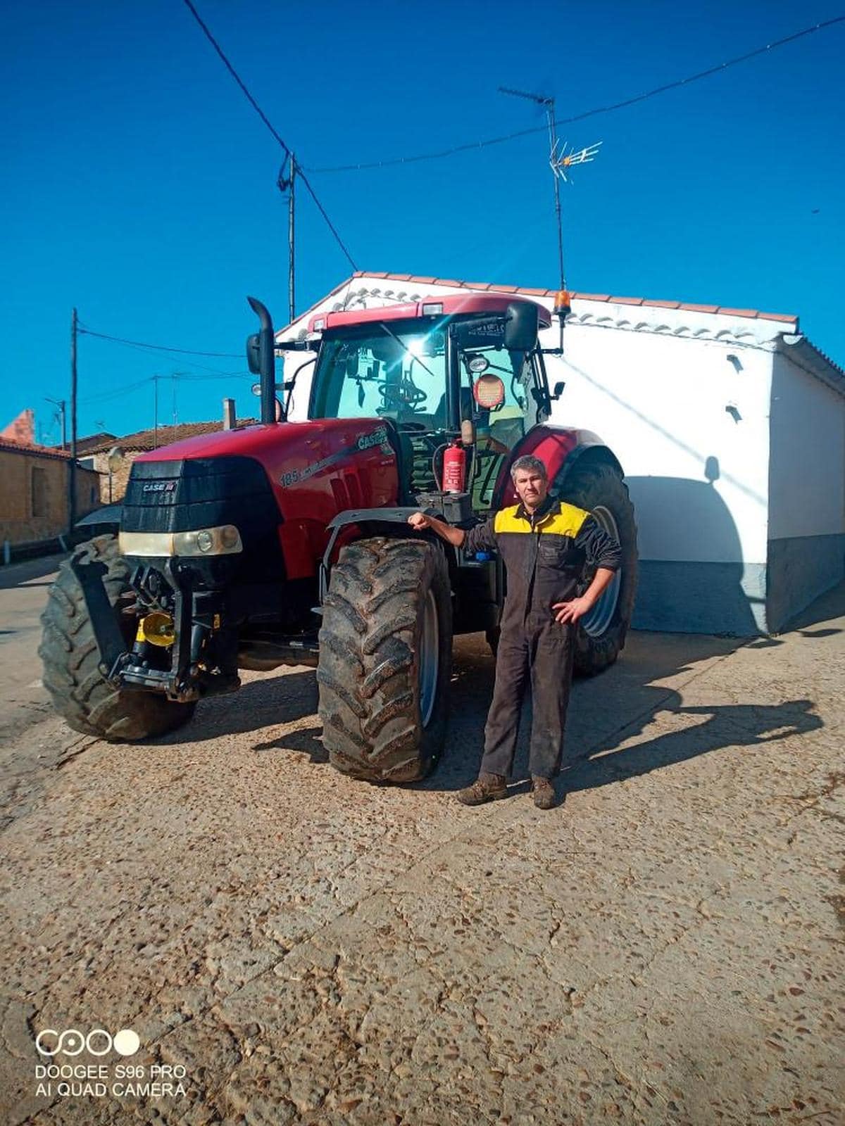 José Antonio Sánchez, que es agricultor y ganadero, con su tractor