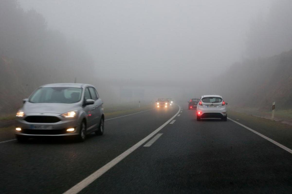 Vehículos en una carretera.