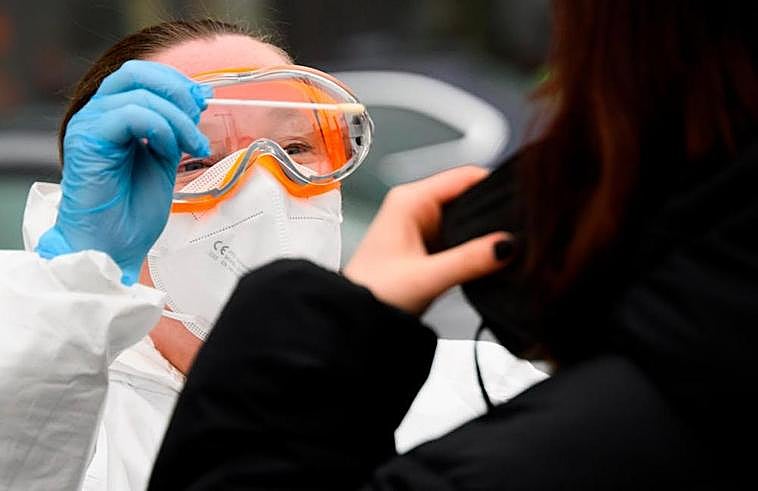 Una pesona se somete a una prueba PCR para detectar la covid.
