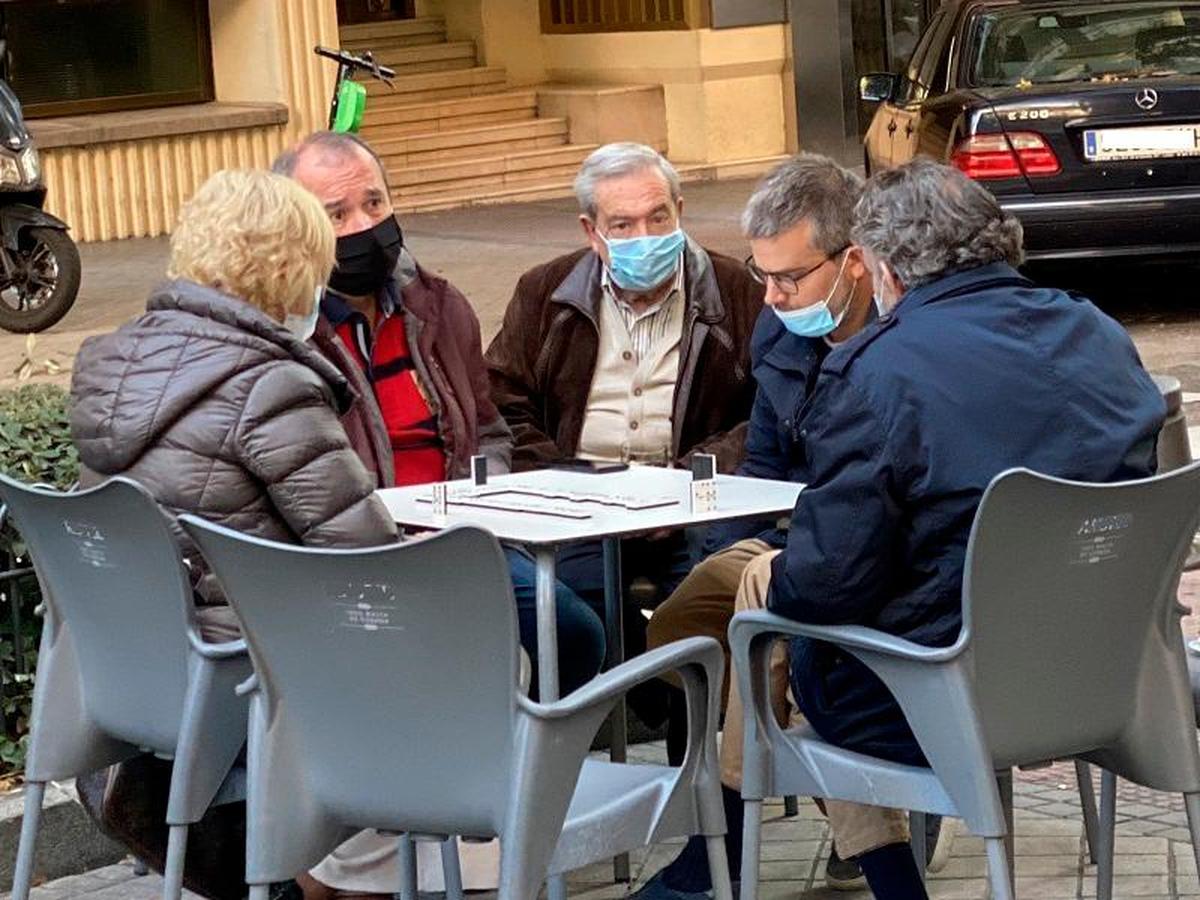 Pensionistas alrededor de una mesa.