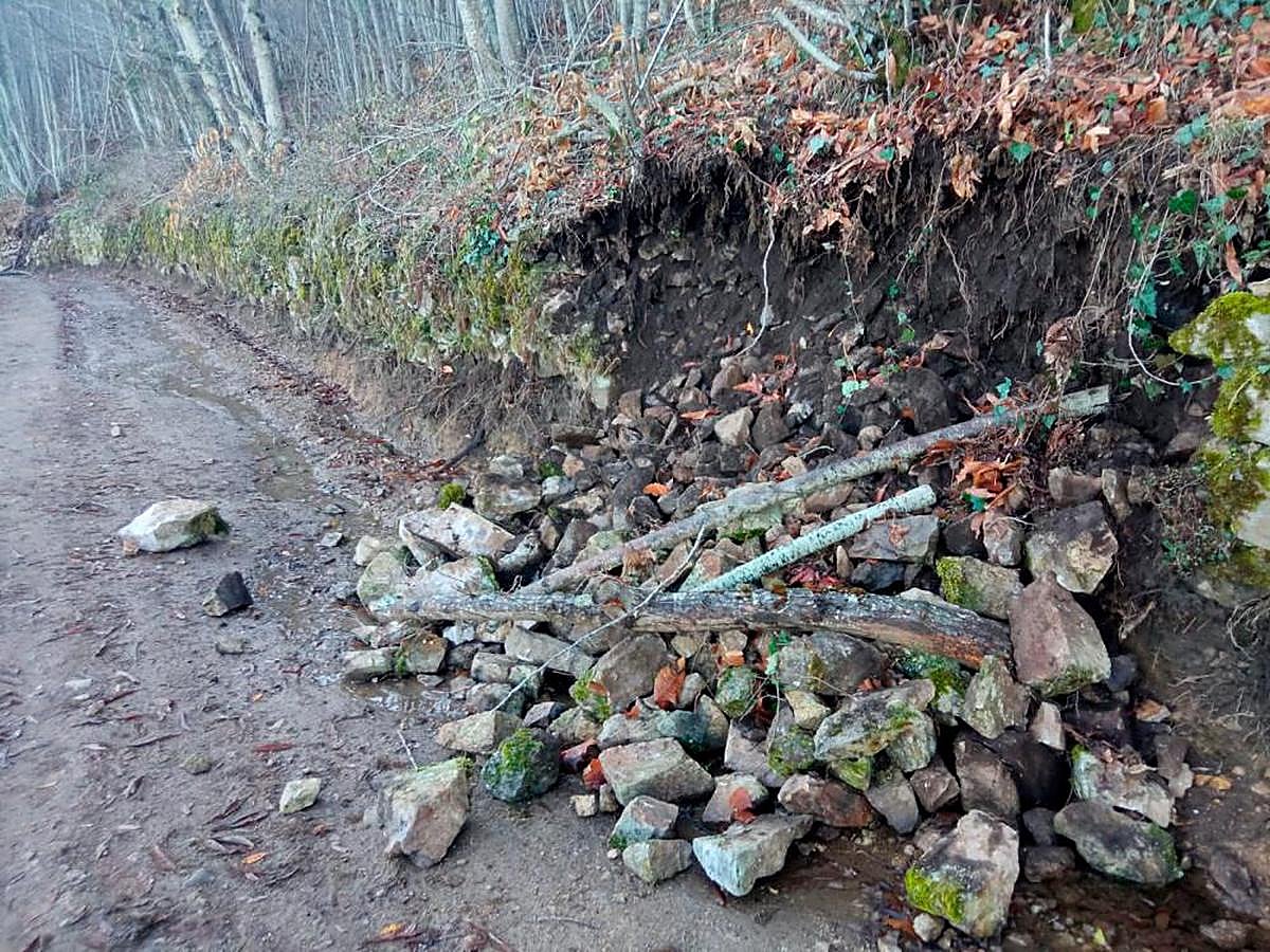 Imagen de un tramo de muro desprendido en el camino que se está rehabilitando entre Béjar y Candelario.