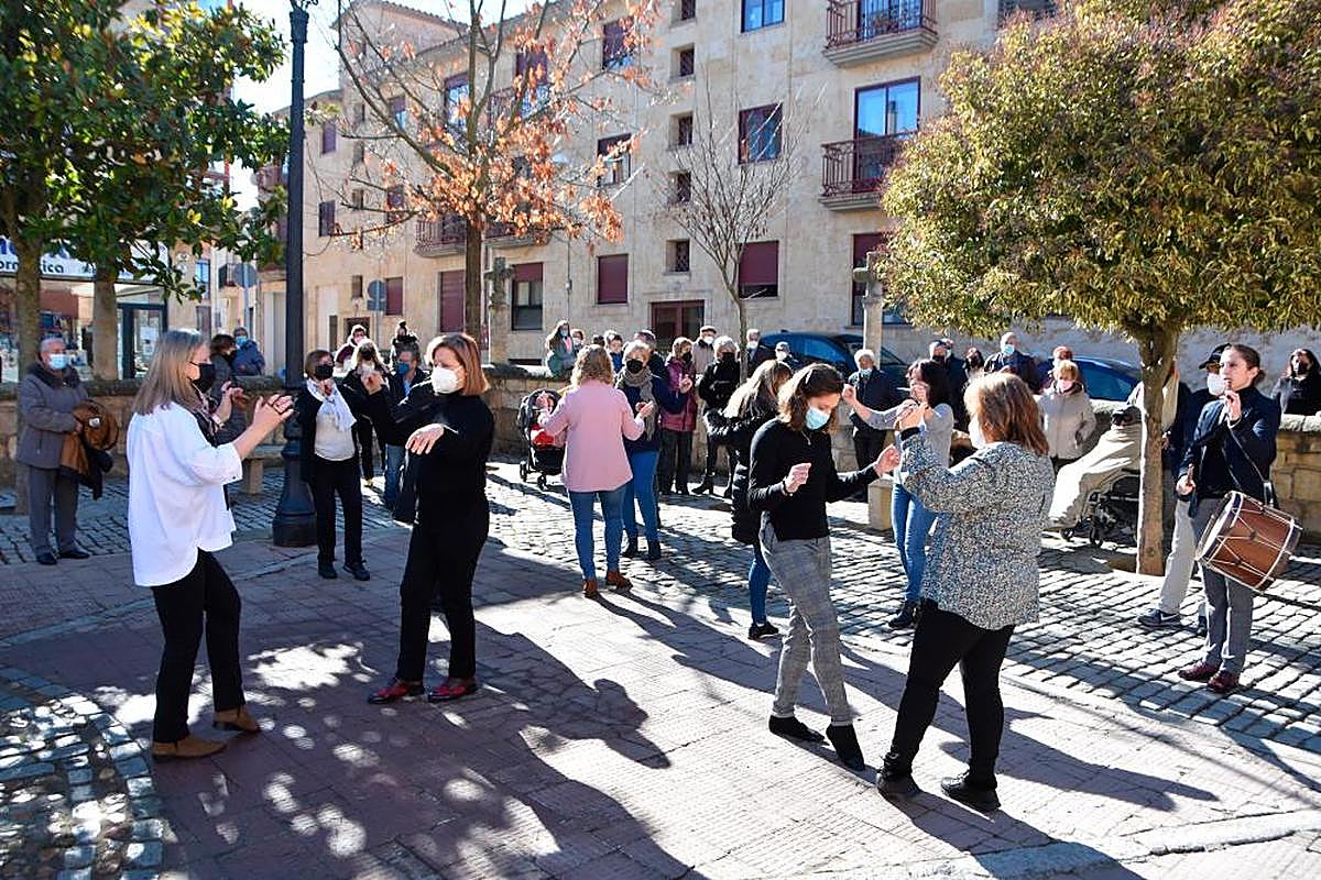 Los bailes charros animaron a los presentes a la salida de la misa