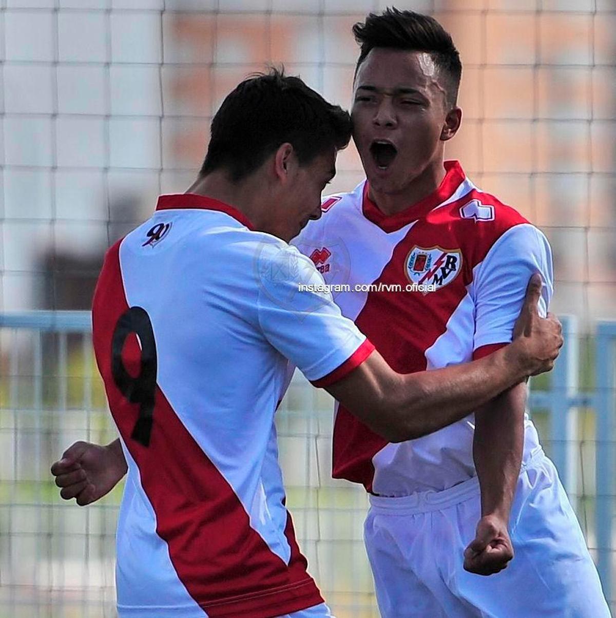 Raúl Uche y Juancho celebran un gol con el Rayo Vallecano