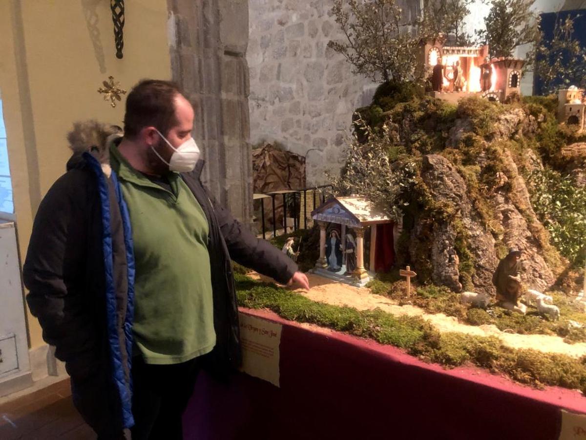 Eduardo Soria muestra el hueco en el que estaba la figura de San José, en el belén de la iglesia de El Salvador.