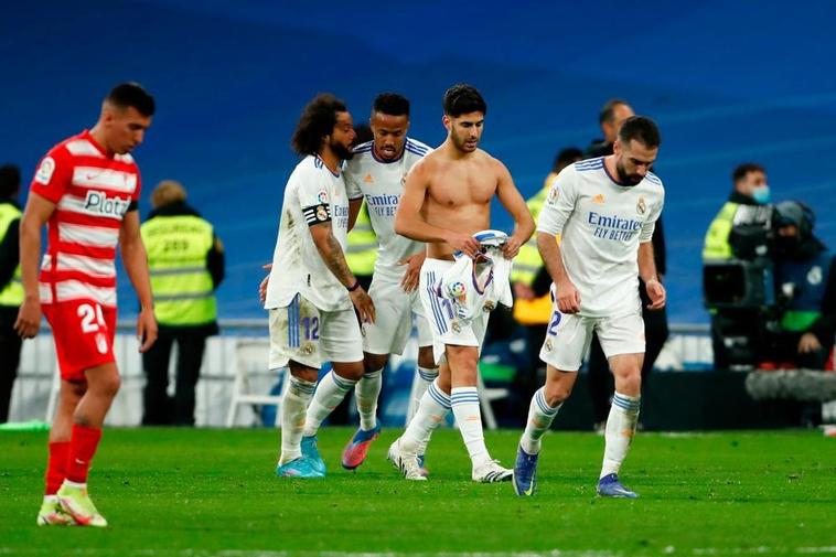 Asensio, sin camiseta, celebra el gol