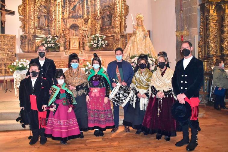 Candelario expone una colección de complementos del atuendo típico