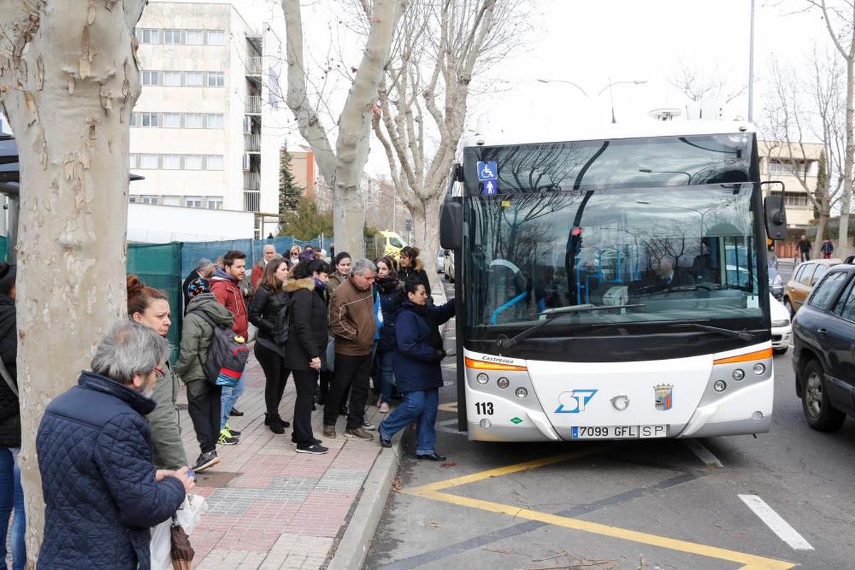 Un autobús junto al Hospital