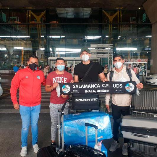 Rafael Dueñas recogiendo en el aeropuerto a Denilson Villa, Madrigal y Luis Martínez