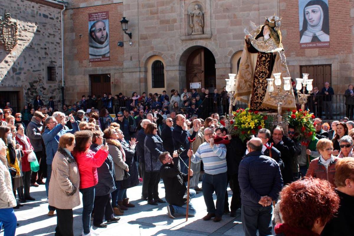 La salida en procesión de la imagen de Santa Teresa en el último Centenario, celebrado en 2018