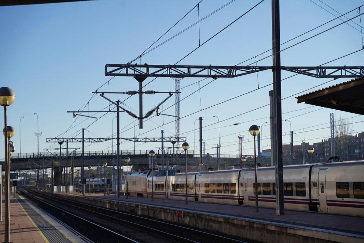 Un tren circulando por las vías electrificadas próximas a las estación de Salamanca y que conectan a la ciudad con Madrid.