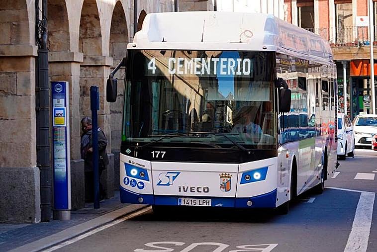 Un autobús urbano de la línea 4.