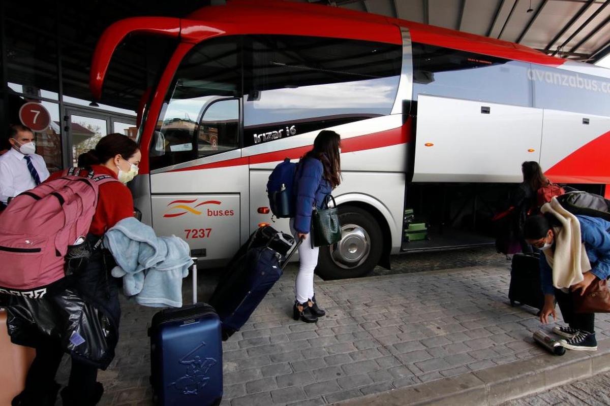 Mascarillas obligatorias en una estación de autobús.