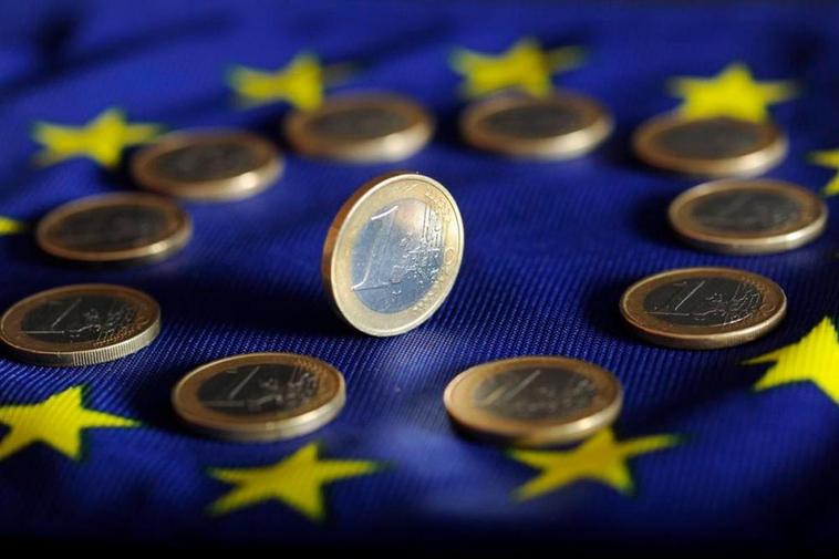 Euros sobre una bandera de Europa.