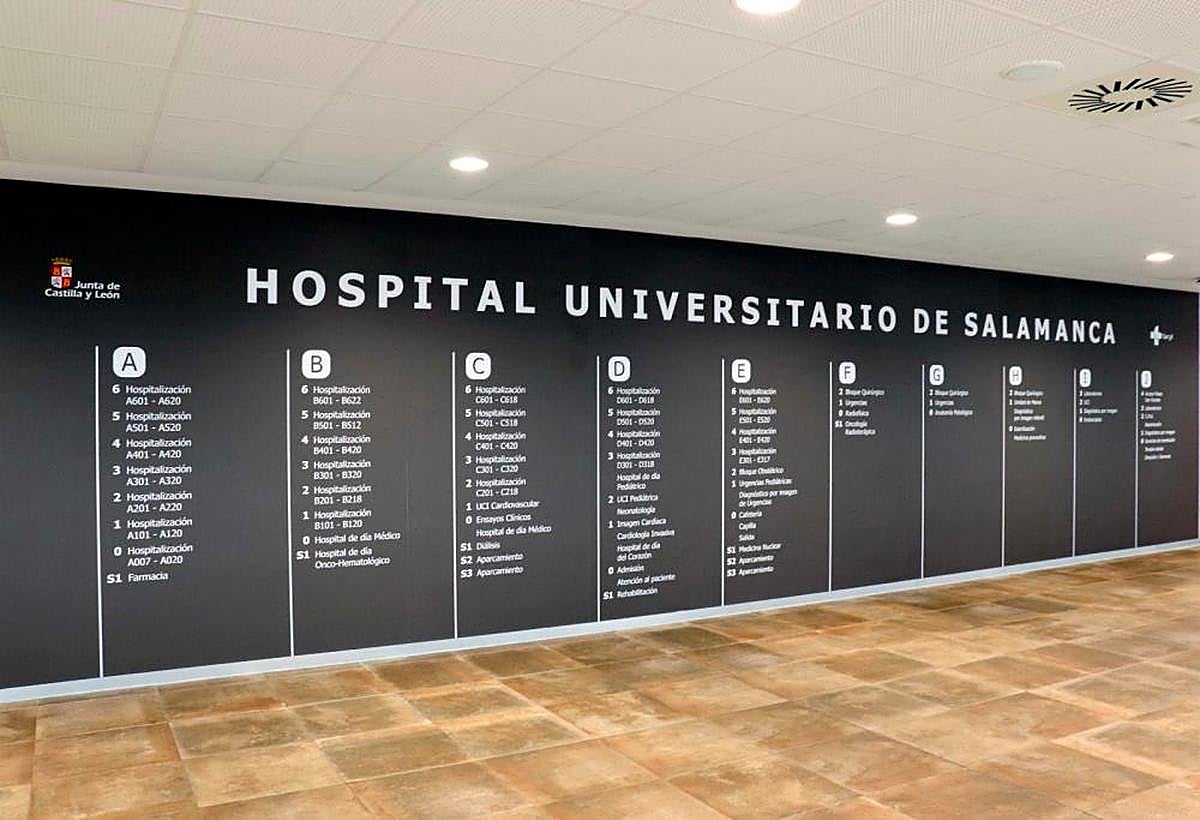 Un extenso directorio en el hall principal.