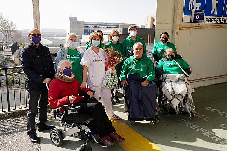 Maxi Santamartina, junto a enfermos de ELA -y familiares- que le dieron un homenaje sorpresa