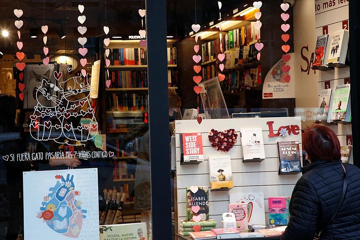 Escaparate de San Valentín en un establecimiento.