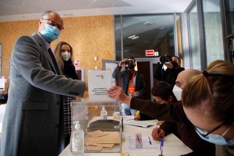 Luis Fuentes en el momento de votar