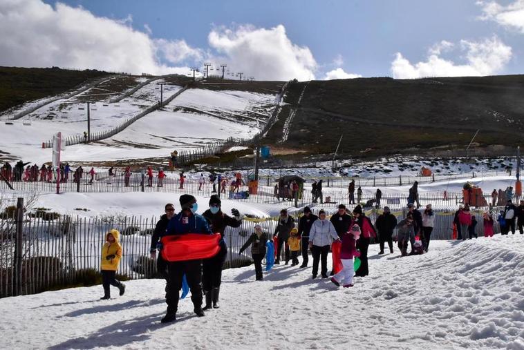 Visitantes ayer en el momento de entrar en el parque de nieve en el último turno.