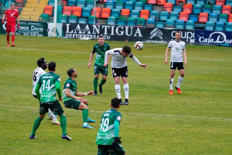 Amaro despeja de cabeza un balón.