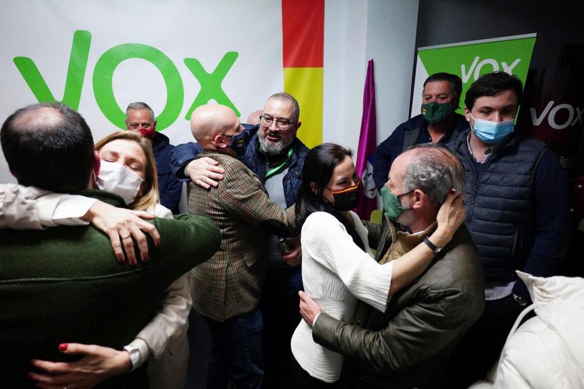 Los representantes de Vox en Salamanca se abrazan tras el resultado electoral