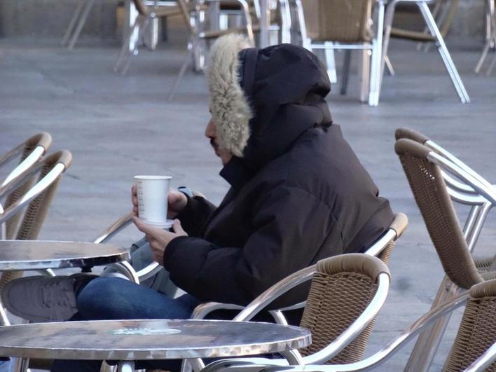 Un ciudadano tomando un café en una terraza de la Plaza