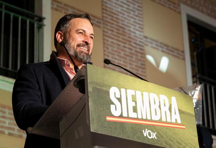 Santiago Abascal se dirige a sus simpatizantes durante la noche electoral