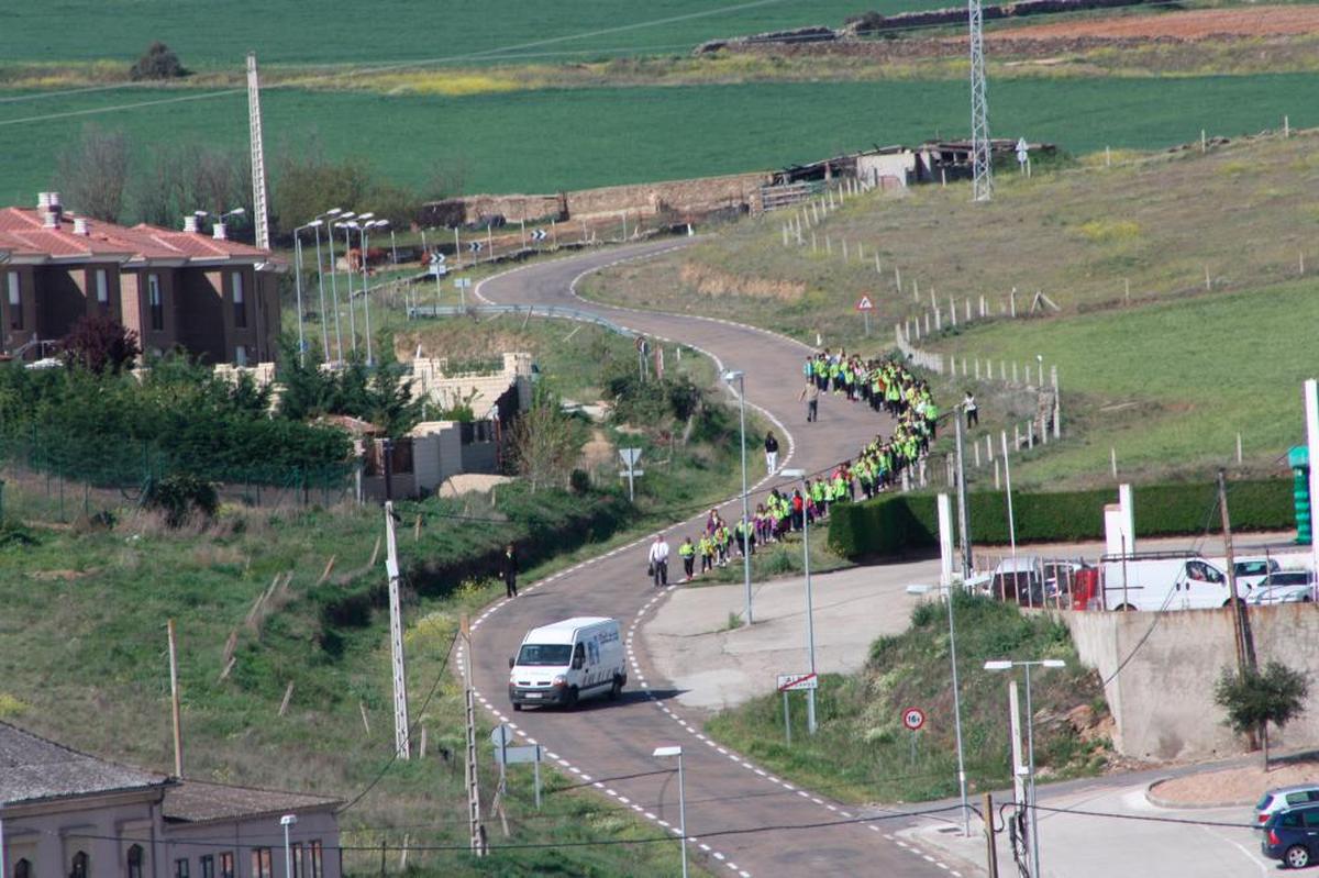 Un grupo de peregrinos llegando a Alba desde la Vía Verde en el acceso desde la carretera de Valdemierque.