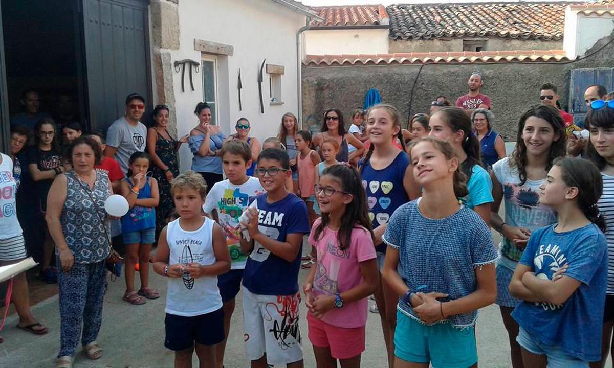 Entrega de premios de la yincana familiar organizada por la asociación Charco Palo, de Villar de Ciervo, antes de la pandemia.