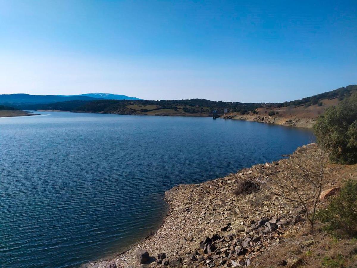 El embalse de Santa Teresa, con casi 90 hectómetros cúbicos menos que hace un año.