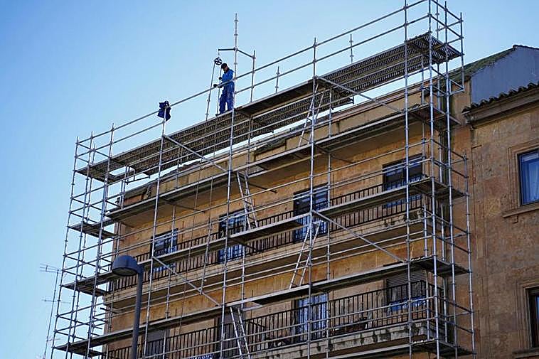 Andamios cubriendo la fachada de un edificio de Salamanca.