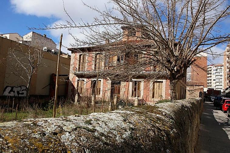 El palacete del paseo de la Estación, con algunas de las contraventanas que se sellaron de nuevo abiertas. I almeida