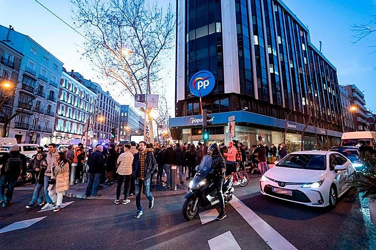 Concentración ante la sede del PP en la calle Génova.
