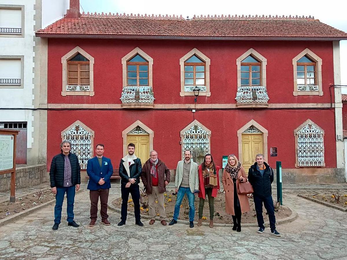 El VI conde de Lumbrales (en el centro con chaqueta clara) con la Corporación municipal de la villa