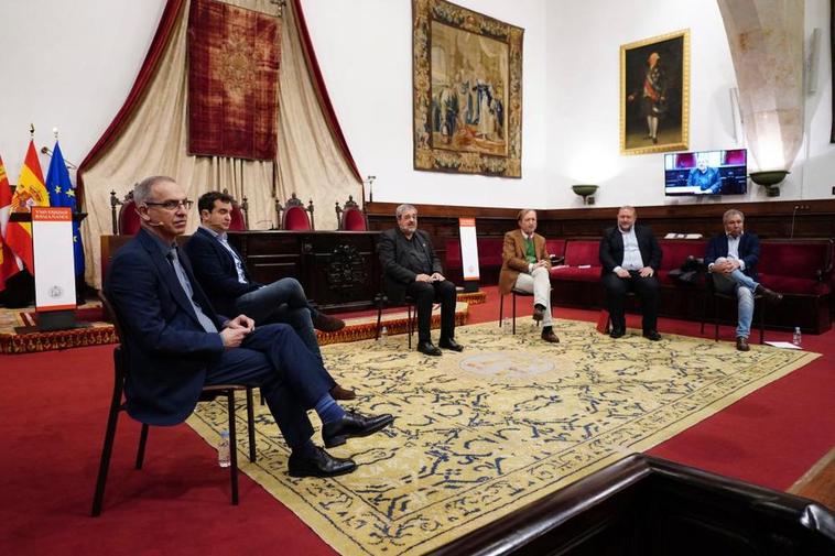 El director de LA GACETA, Julián Ballestero, en primer término, durante la mesa redonda.