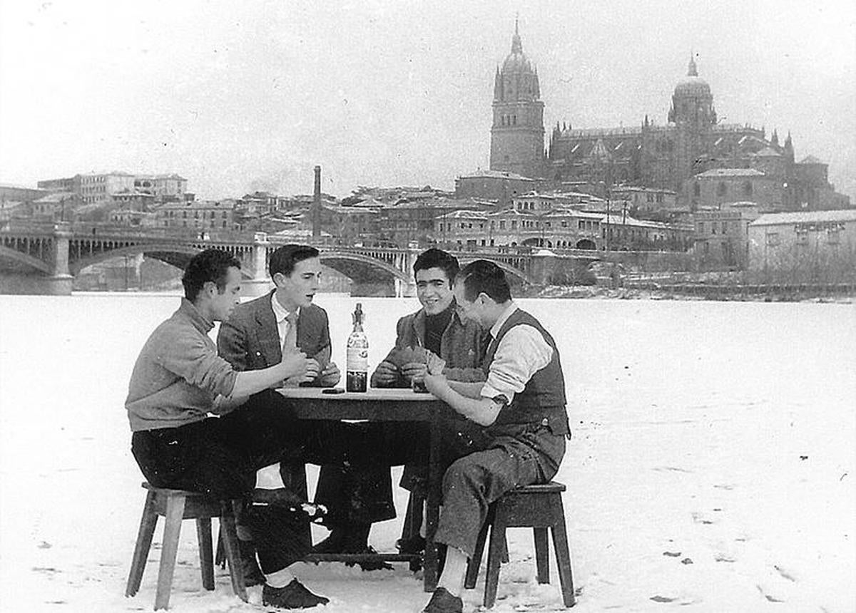 Unos amigos juegan a las cartas sobre el Tormes. | FOTO CEDIDA POR LASO