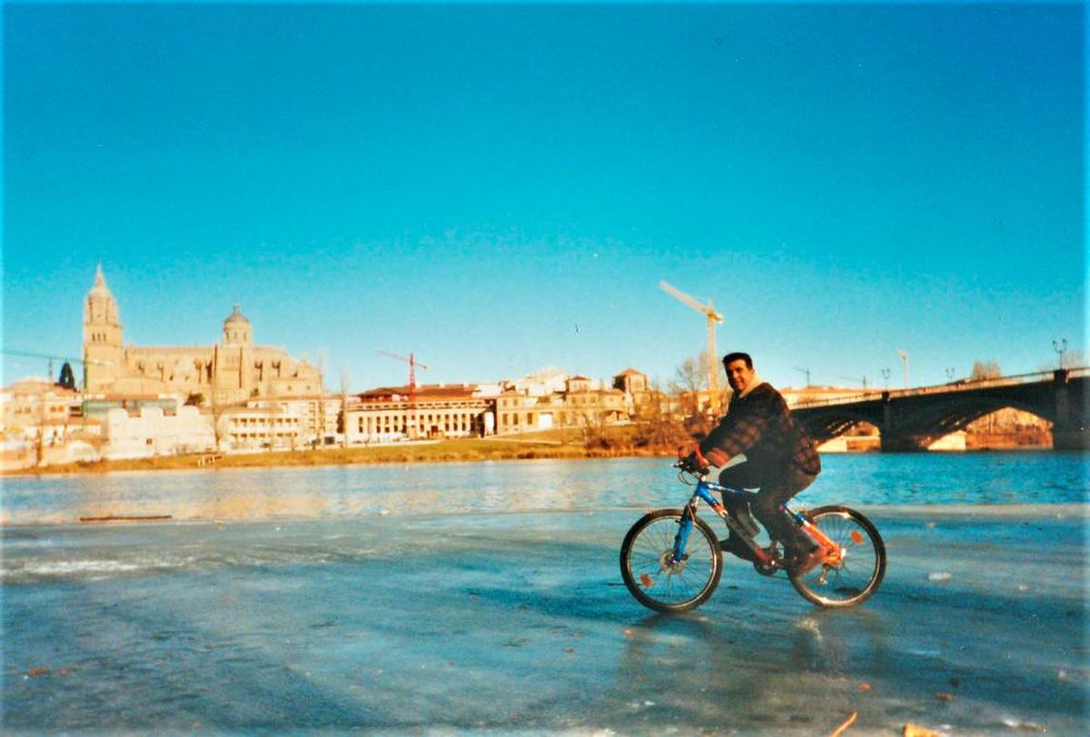 Paseo en bici sobre el río en enero de 2001. | PEPE PALACIOS