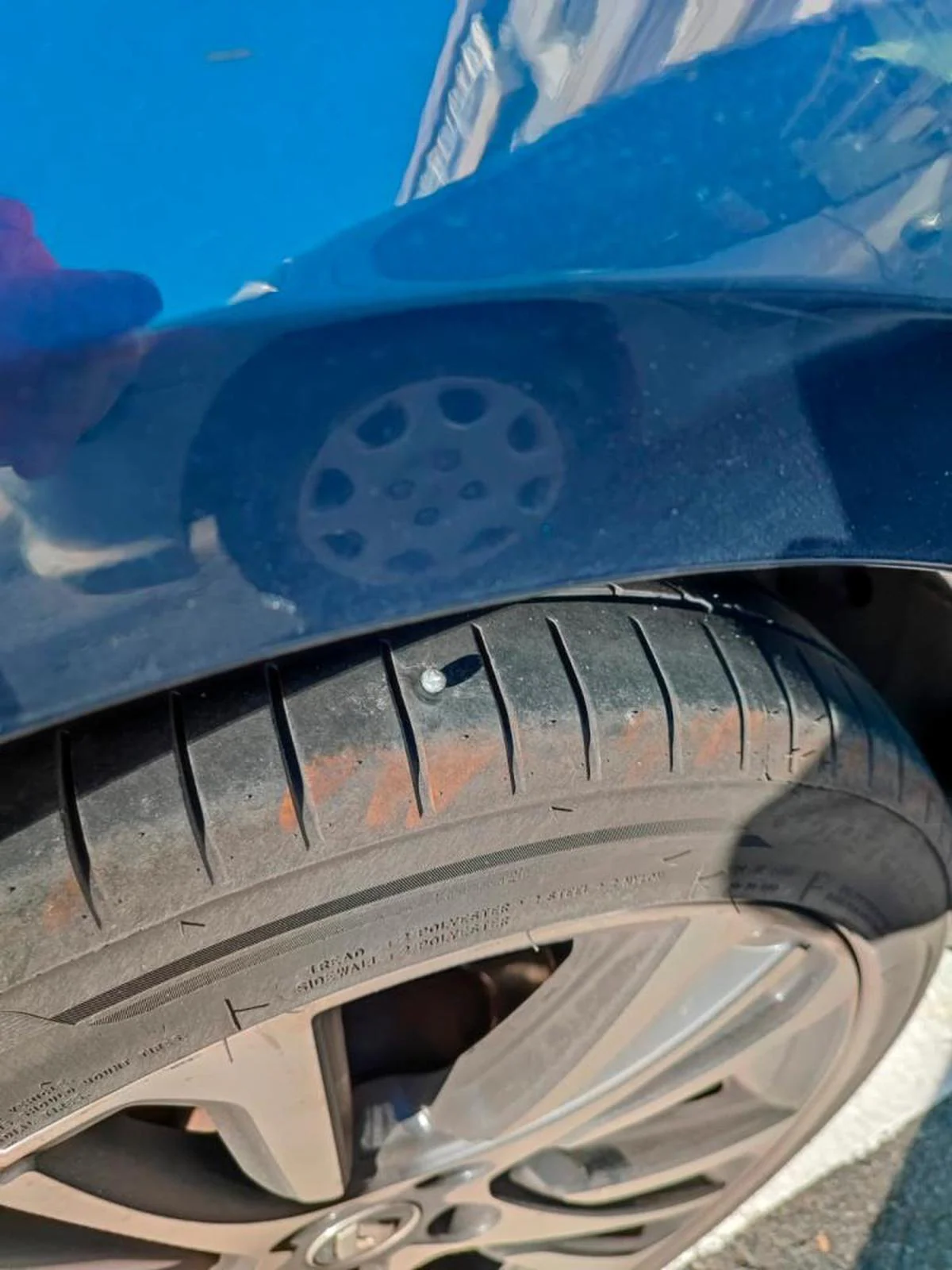 Imagen de un tornillo clavado en un neumático en la mañana del viernes en Béjar.