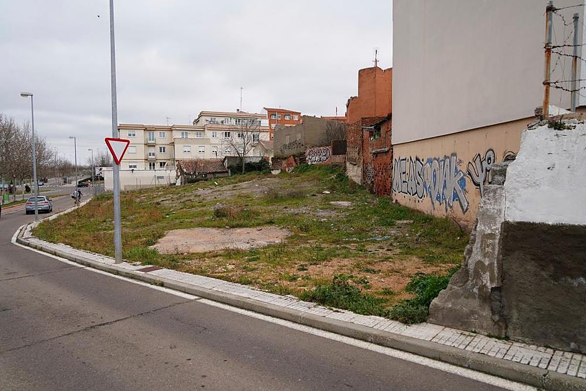 El solar de la calle Nebrija que se convertirá en aparcamiento.