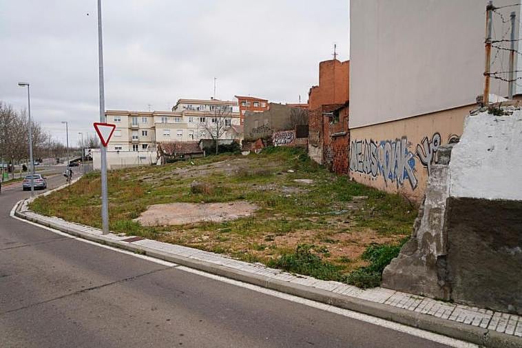 El solar de la calle Nebrija que se convertirá en aparcamiento.