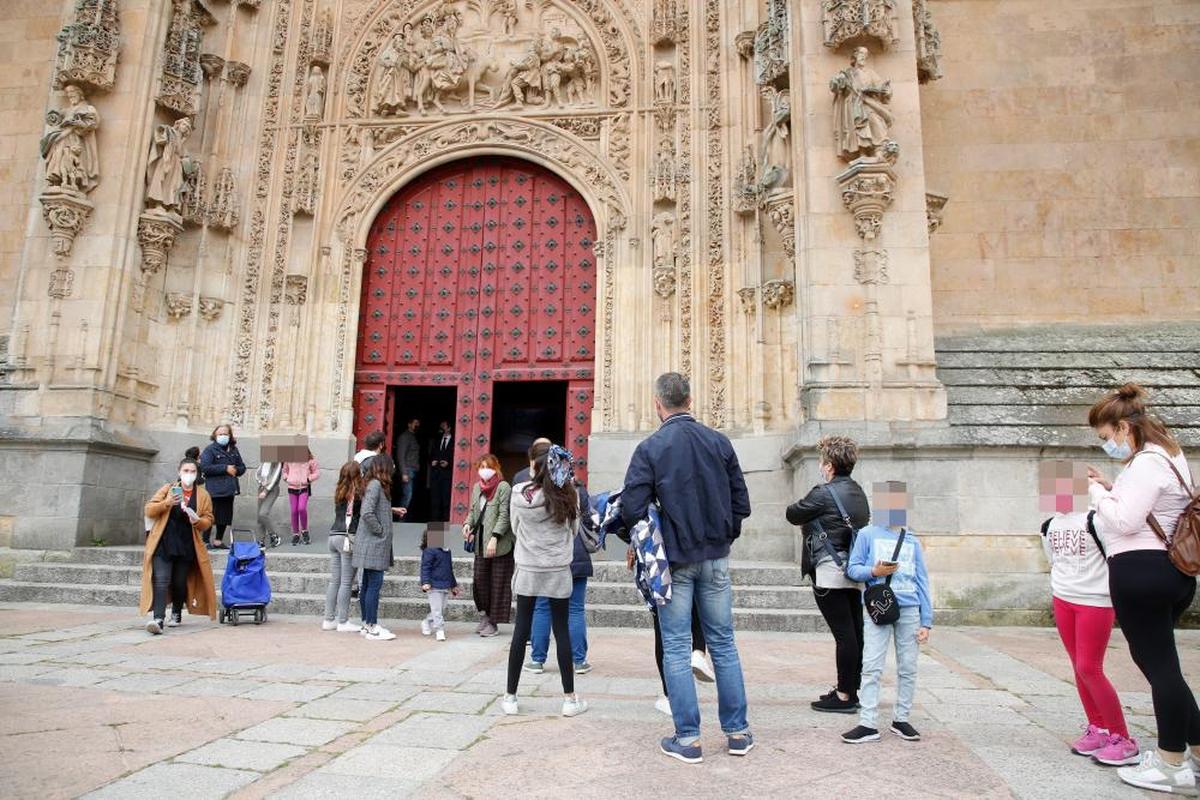 Turistas hacen cola para entrar en la Catedral de Salamanca.