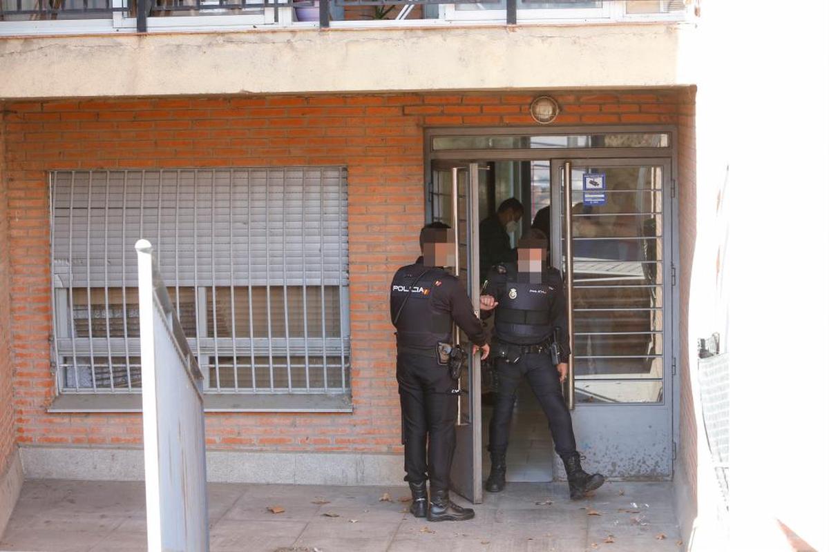 Agentes de la Policía Nacional durante una intervención en un edificio por unos okupas.