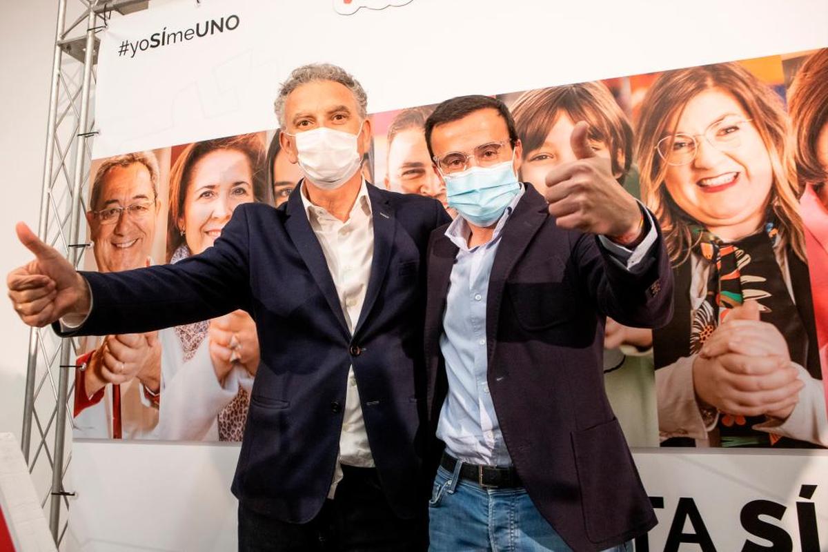 El alcalde de Villanueva, Miguel Ángel Gallardo (d), y el alcalde de Don Benito, José Luis Quintana (i), celebran la fusión.