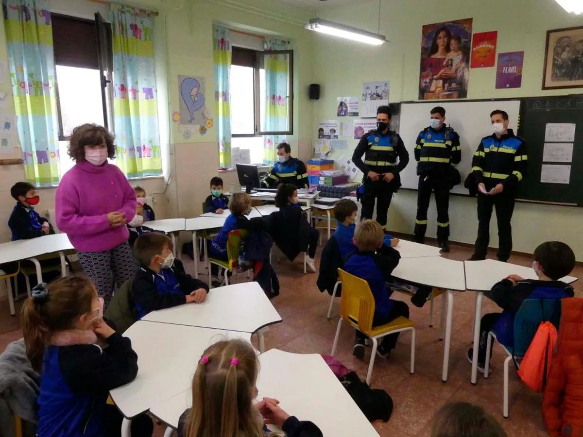 El equipo de Policías 3.0 de la Policía Local, ayer en una charla con alumnos de 1º de Primaria de Maristas.