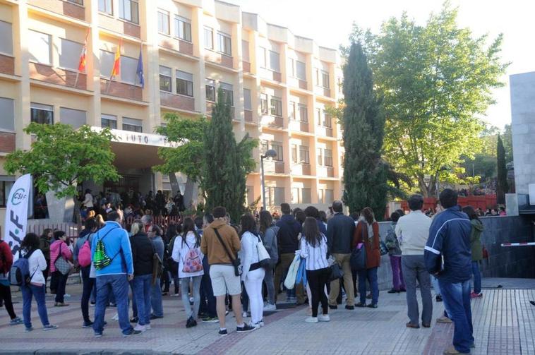 Opositores a maestro antes de un examen