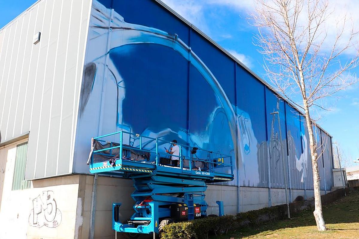 El autor del mural, Daniel Martín, ha comenzado ya con los trabajos para crear el mural.
