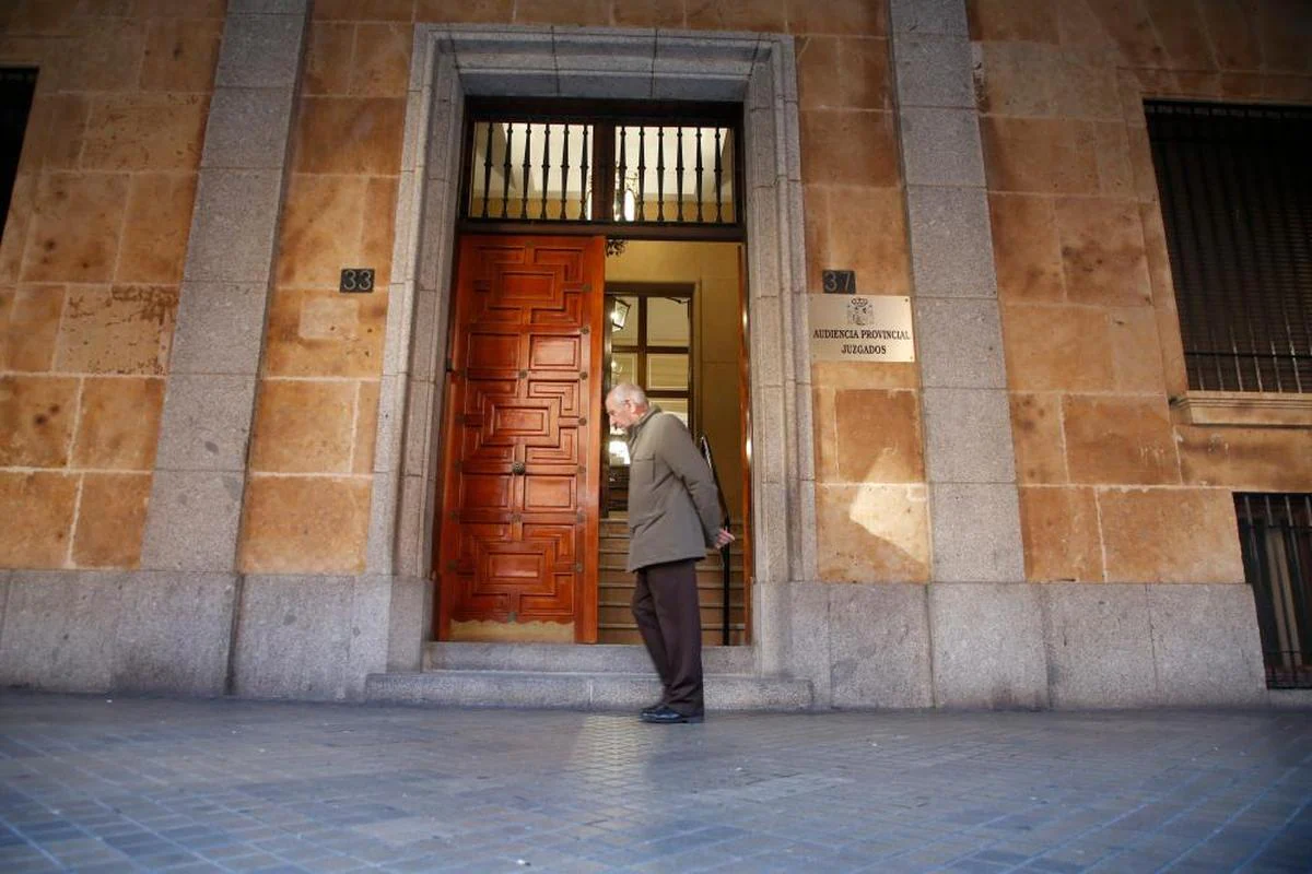 Entrada al Palacio de Justicia en Gran Vía, sede de la Audiencia Provincial de Salamanca, sin adaptar a personas con movilidad reducida